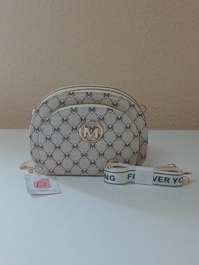 Crossbody Bag in Cream with Gold Hardware